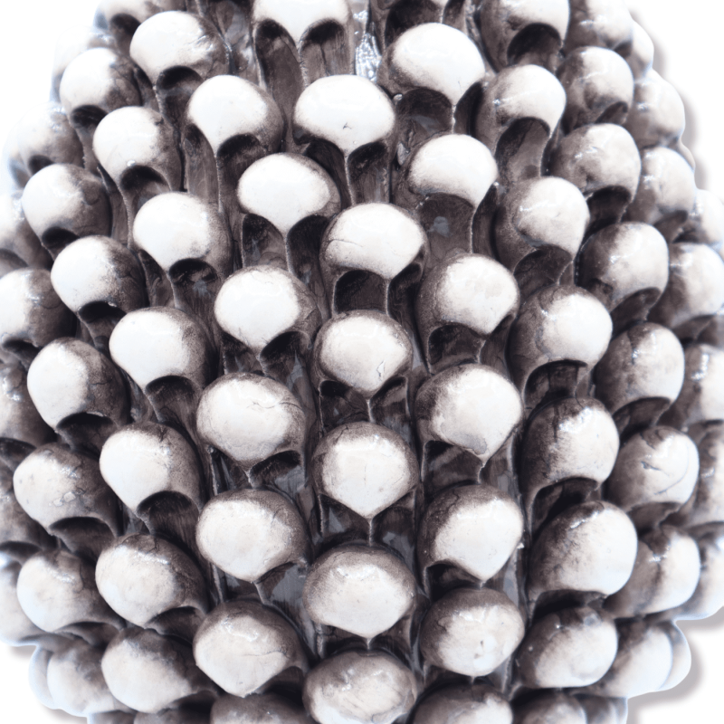 Piña de pino de cerámica Caltagirone en tallo cardenillo color Blanco Envejecido con decoración barroca blanca - en Vari
