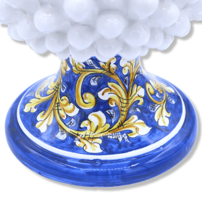 Siciliaanse dennenappel van Caltagirone-keramiek, ca. 40 cm hoog. Wit met een barokversierde steel en een antiekblauwe a