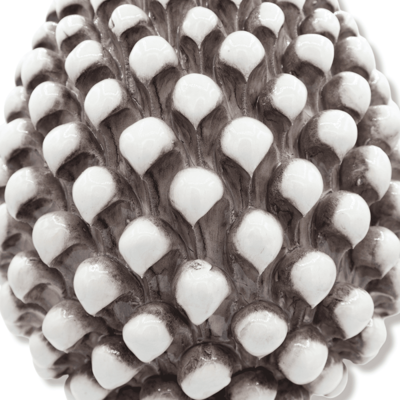 Pinha siciliana em cerâmica Caltagirone, branco antigo, aprox. 40 cm de altura, caule com decoração barroca sobre fundo 