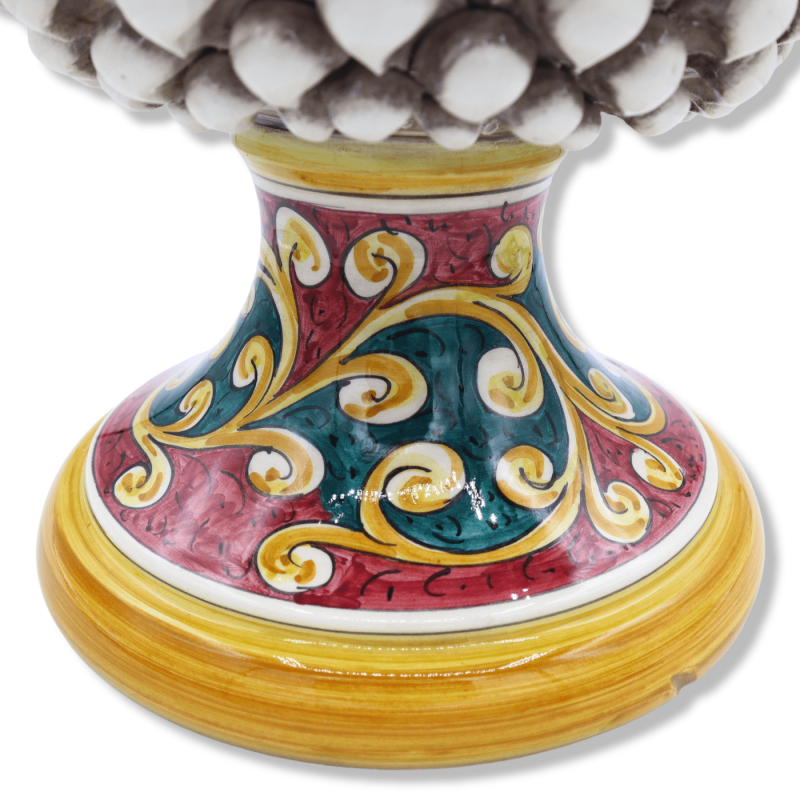 Siciliaanse dennenappel in Caltagirone-keramiek, antiekwit, ca. 40 cm hoog, steel met barokke decoratie op een groene en