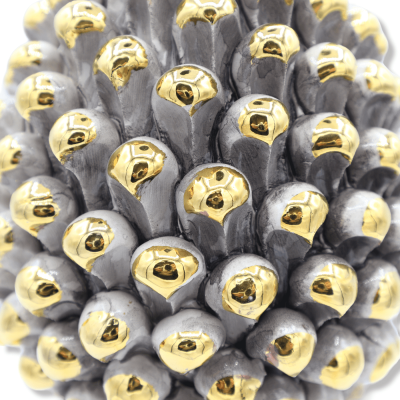 Pigna siciliana Caltagirone serie Èlite, h 25 cm ca. Bianco Antico e gambo decoro Moderno, smalto in Oro Zecchino - 