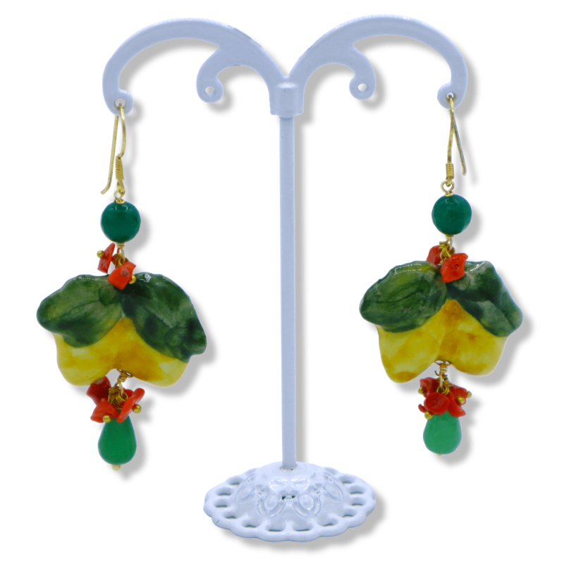 Brincos pendentes limão em cerâmica Caltagirone, altura aproximada de 7 cm. com pedra ágata verde e coral bambu - 