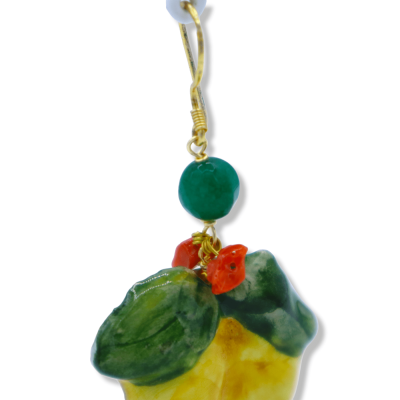 Brincos pendentes limão em cerâmica Caltagirone, altura aproximada de 7 cm. com pedra ágata verde e coral bambu - 
