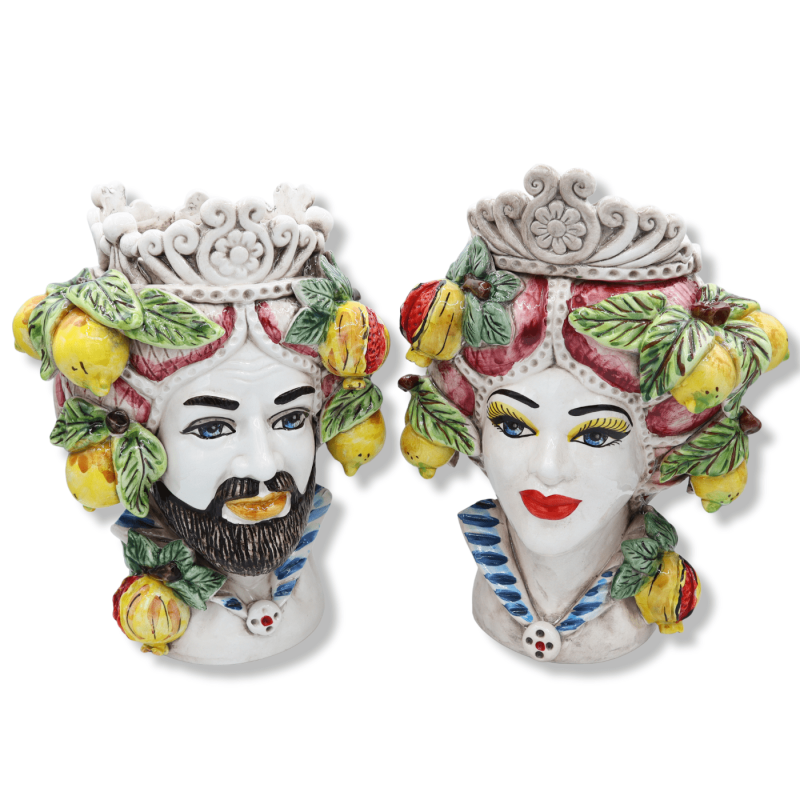 Norman keramisch hoofd van Caltagirone, met bordeaux turban en fruitapplicaties, h 27 cm approx. Mod RP - 