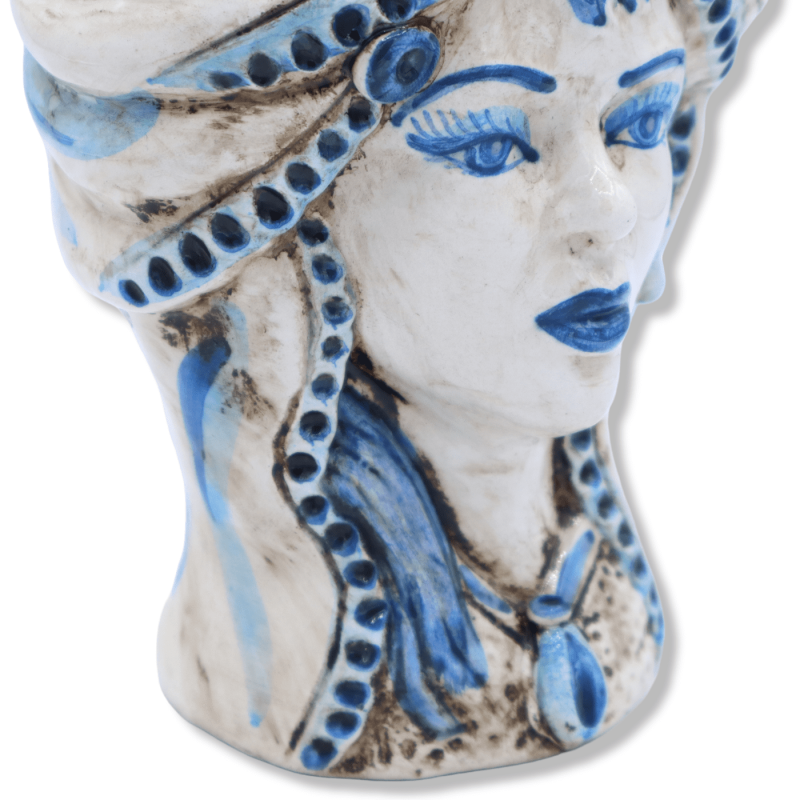 Cabeza normanda en cerámica Caltagirone, con corona sobre fondo azul envejecido, h 20 cm aprox. (1pc) Mod RP - 