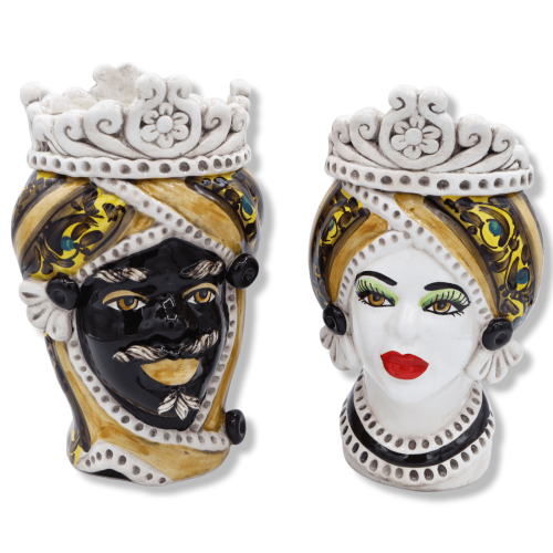 Dunkelbrauner Kopf aus Caltagirone-Keramik, mit Krone und barockem Dekor auf orangefarbenem Hintergrund, H ca. 20 cm. (1