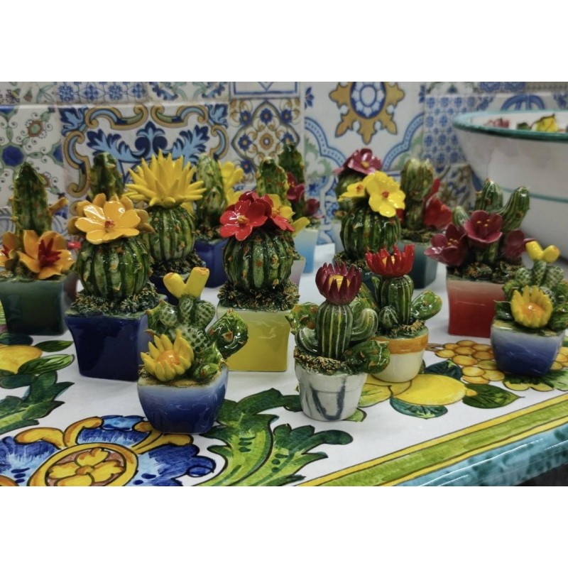 Petite plante en pot, plante succulente, céramique fine, h env. 10 cm (1pc) - modèles et décorations assortis - 