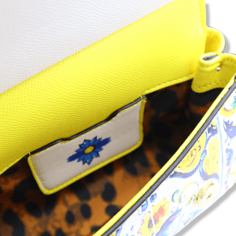 Bolso bandolera con asa y decoración que representa elementos sicilianos sobre un fondo amarillo - 