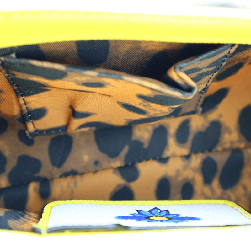 Bolso bandolera con asa y decoración que representa elementos sicilianos sobre un fondo amarillo - 