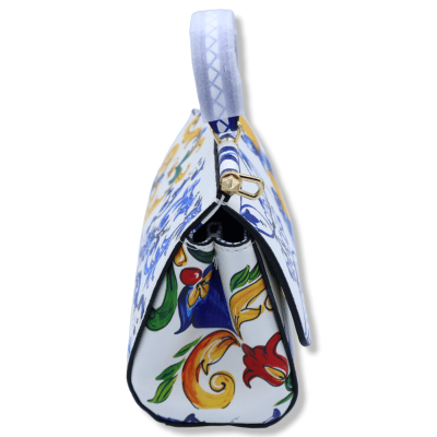 Bolso bandolera con asa y decoración con elementos sicilianos y limones sobre fondo blanco - 