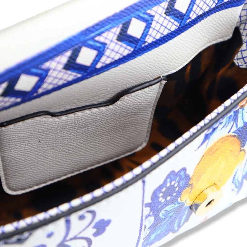 Bolso bandolera con asa y decoración con elementos sicilianos y limones sobre fondo blanco - 
