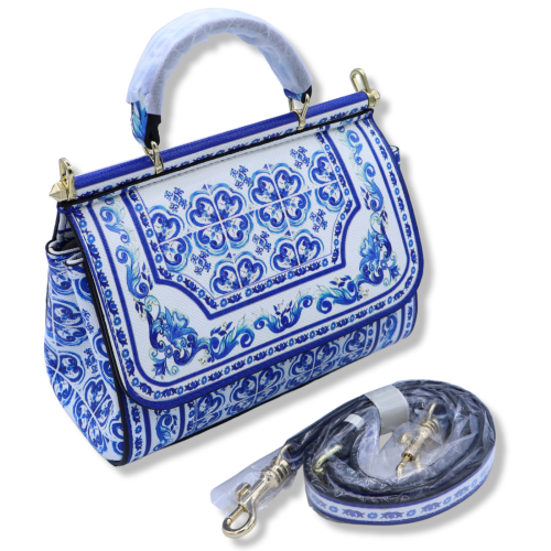 Bolsa tiracolo com alça e decoração representando elementos sicilianos azuis sobre fundo branco - 