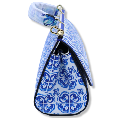 Bolsa tiracolo com alça e decoração representando elementos sicilianos azuis sobre fundo branco - 
