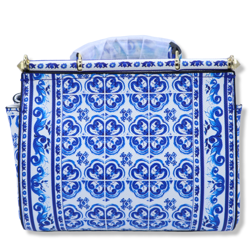 Bolso bandolera con asa y decoración con elementos sicilianos azules sobre fondo blanco - 