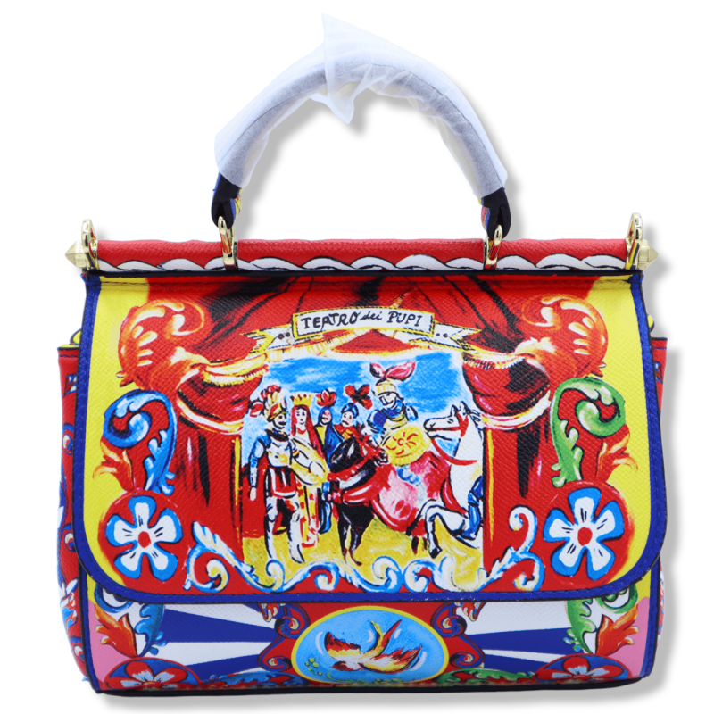 Bolso bandolera con asa y decoración que representa el teatro de marionetas siciliano sobre un fondo rojo - 