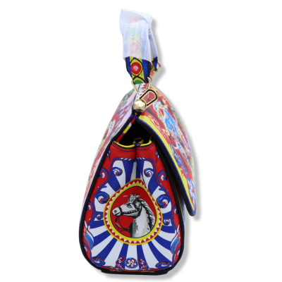 Bolsa tiracolo com alça e decoração representando o teatro de marionetes siciliano sobre fundo vermelho - 