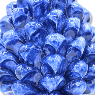 Pinha de cerâmica siciliana de Caltagirone, pinceladas em azul cobalto, haste com decoração aleatória (1 peça) h aprox. 