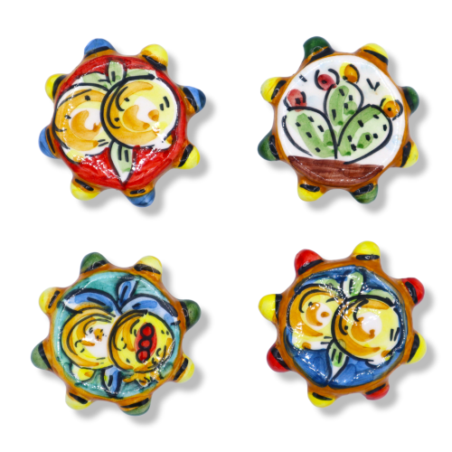 Imán de cerámica de Caltagirone con forma de pandereta siciliana, Ø 6 cm aprox. (1 pieza) decoración aleatoria - 