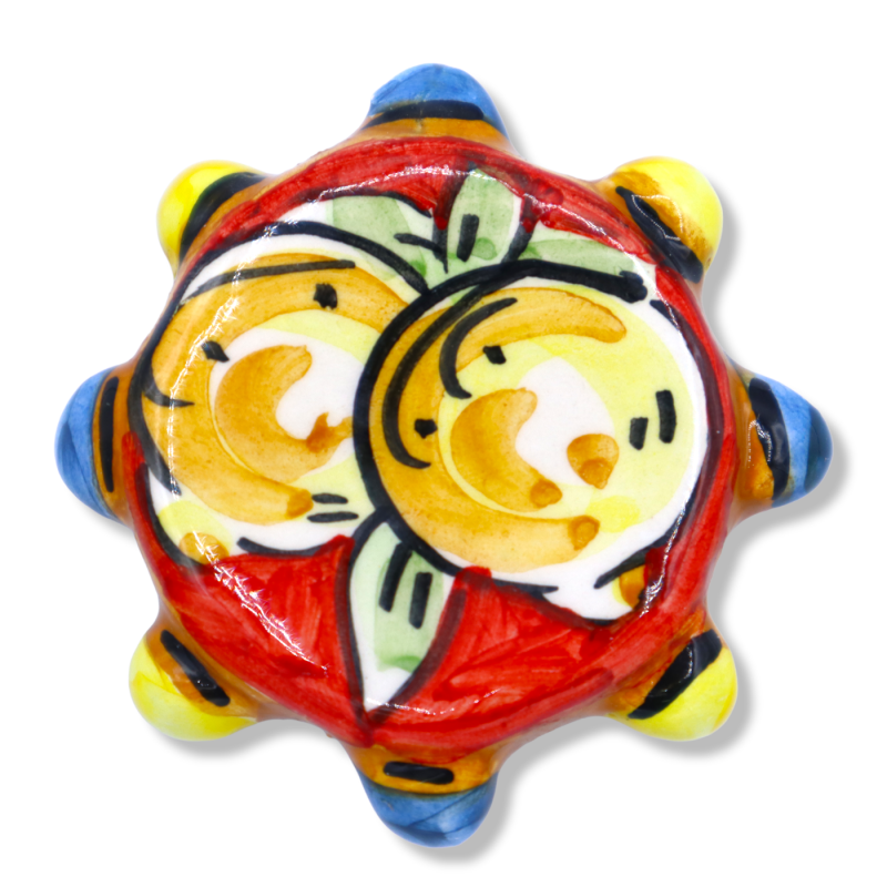 Imán de cerámica de Caltagirone con forma de pandereta siciliana, Ø 6 cm aprox. (1 pieza) decoración aleatoria - 
