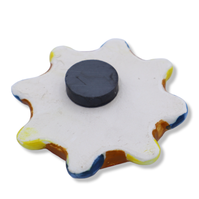 Ímã cerâmico Caltagirone em forma de pandeiro siciliano, Ø 6 cm aprox. (1 unidade) decoração aleatória - 
