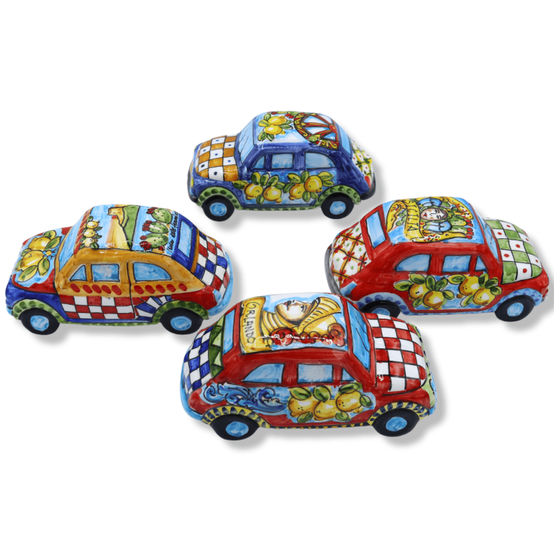 Pięćdziesiąt samochodów z ceramiki Caltagirone, Dekor & Kolor przypadkowy - L 17 cm około (1pz) Mod CH - 