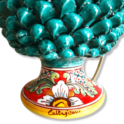 Tannenzapfenlampe aus Caltagirone-Keramik, Höhe ca. 55 cm. Grünspanstiel mit barockem Dekor und Blumen auf rotem Grund -