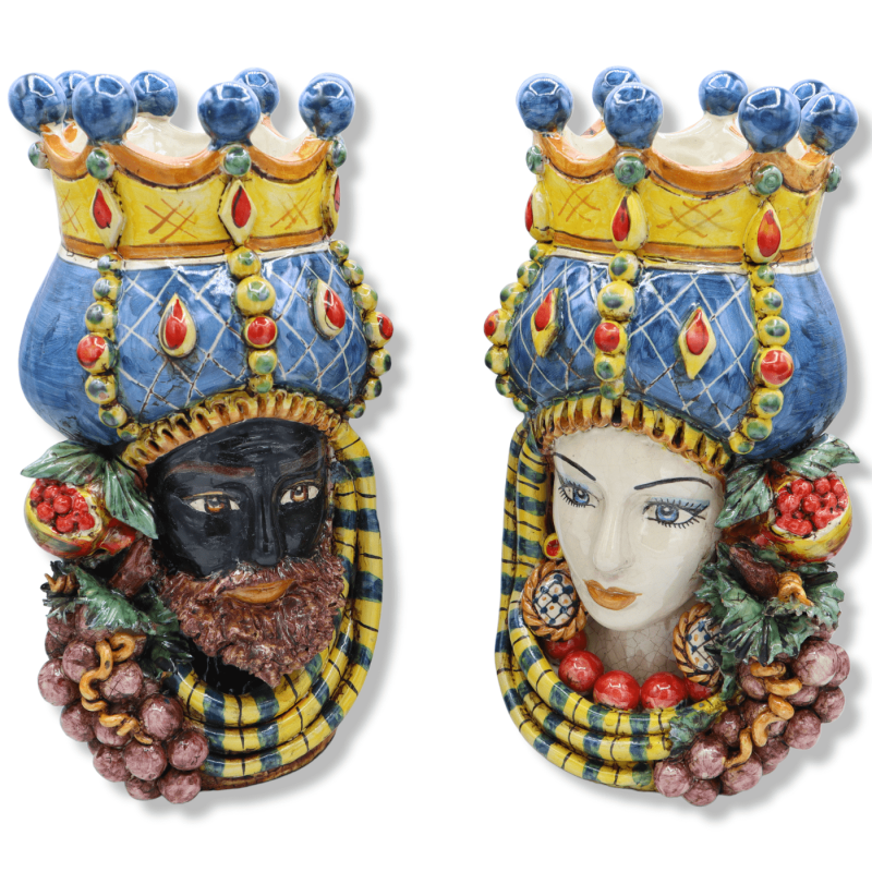 Pareja de Cabezas de Moro en cerámica Caltagirone con Corona, Turbante y Fruto, h 33/35 cm aprox. modo SCR - 