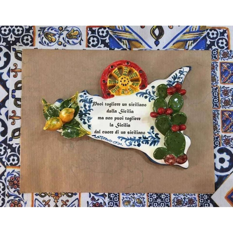 Sicilia in ceramica con Frase, L 20 x 14 cm ca. Applicazioni di Frutta e Pale di Ficodindia - 