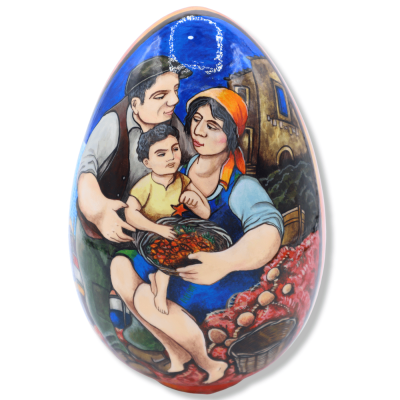 Oeuf en céramique fine sicilienne avec une scène décorée à la main représentant une famille de pêcheurs, d'environ 18 cm