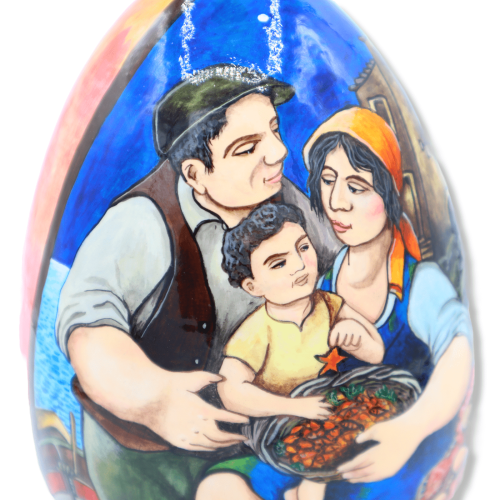 Oeuf en céramique fine sicilienne avec une scène décorée à la main représentant une famille de pêcheurs, d'environ 18 cm 2