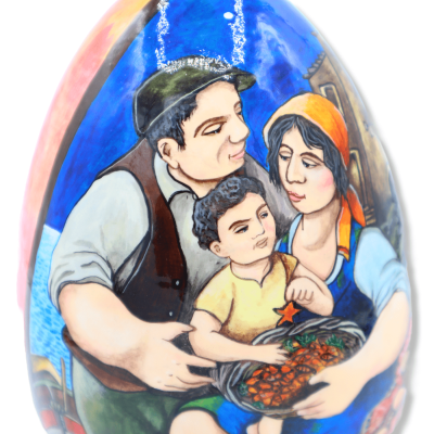 Oeuf en céramique fine sicilienne avec une scène décorée à la main représentant une famille de pêcheurs, d'environ 18 cm