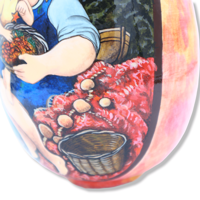 Uovo in pregiata ceramica siciliana con scena raffigurante una famiglia di pescatori decorato a mano h 18 cm ca. Mod. CH