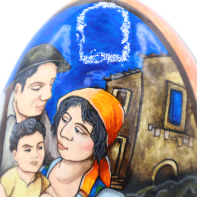 Uovo in pregiata ceramica siciliana con scena raffigurante una famiglia di pescatori decorato a mano h 18 cm ca. Mod. CH