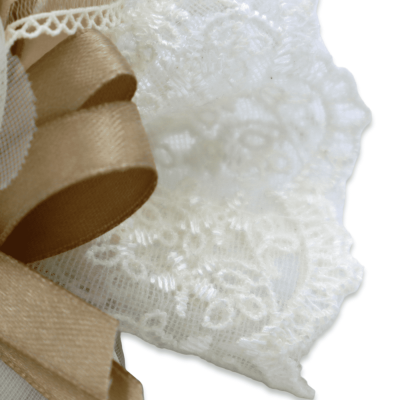 Bolsa de renda com pomba rosa e tule decorado com fita e raminho, 5 amêndoas açucaradas no interior - Dimensões: 24 x 24