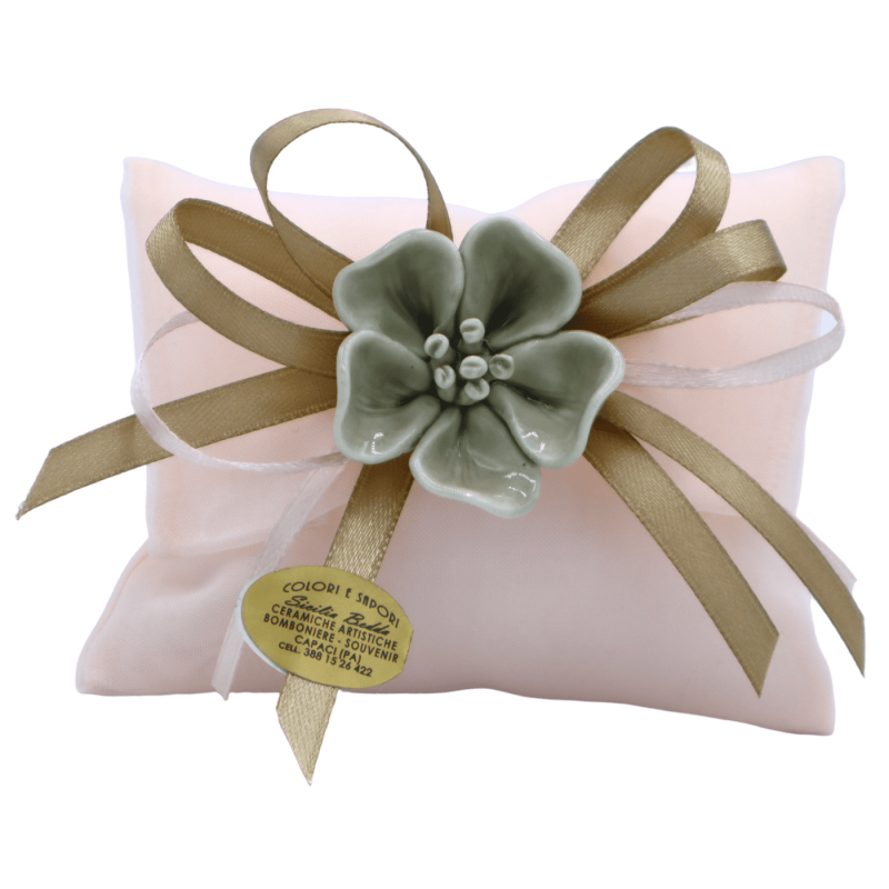 Envelope VEIL CHIFFON rosa pó completo com flor de porcelana e fitas duplas de cetim, 5 amêndoas açucaradas no interior 