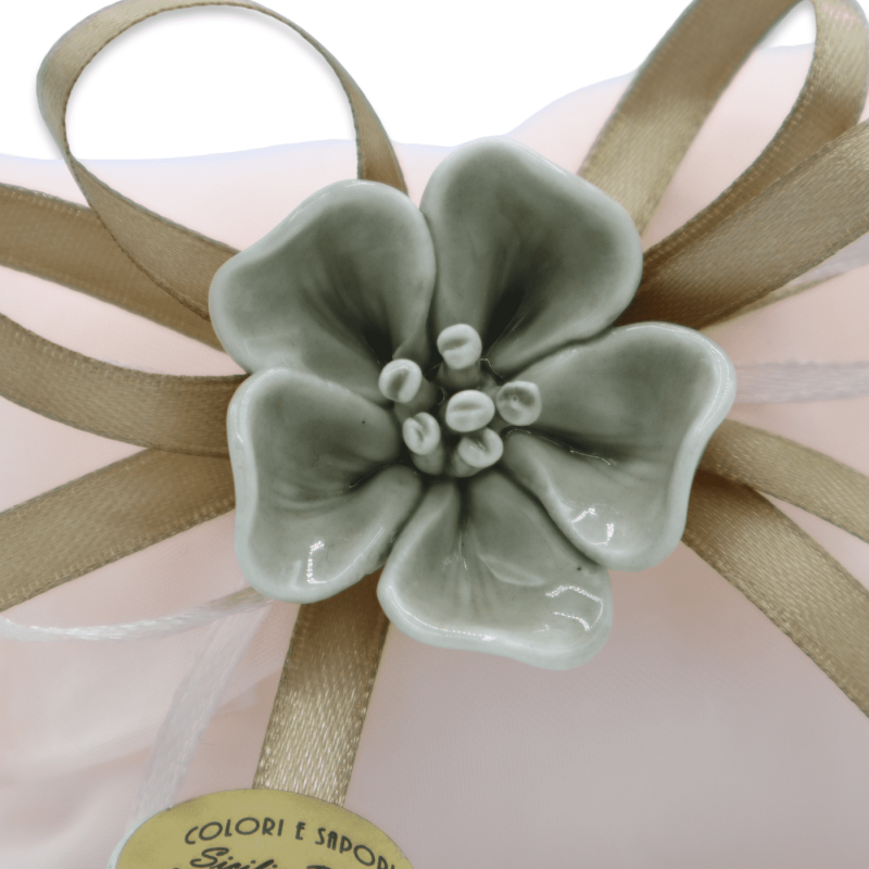 Sacchetto Bustina in Chiffon di Seta con di Fiore in Porcellana e nastri doppio raso, 5 Confetti all'interno - L10 x H9 
