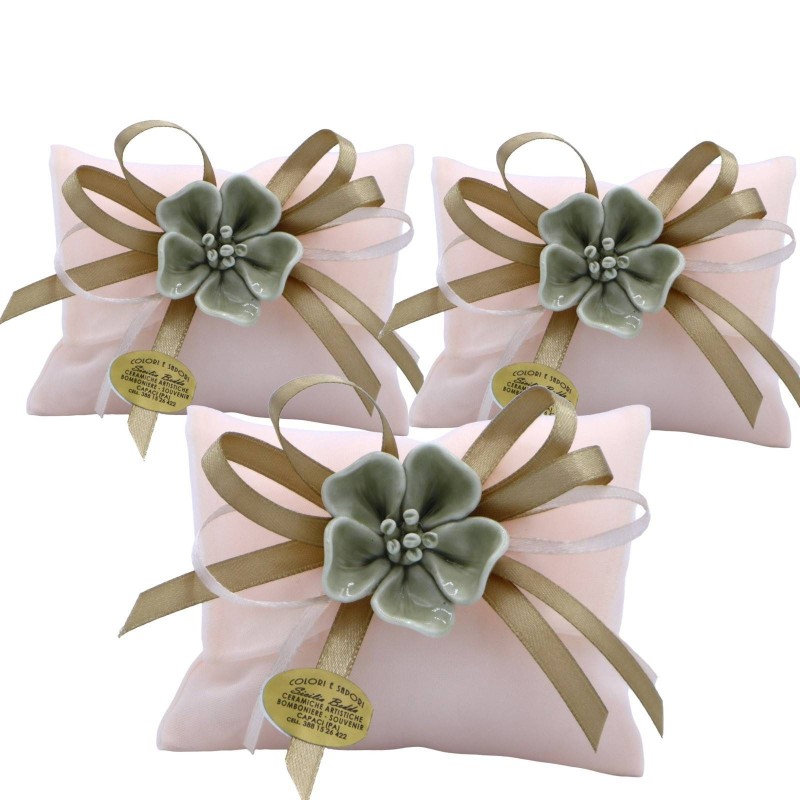 Umschlag aus puderfarbenem CHIFFON-SCHLEIFE, komplett mit Porzellanblume und doppelten Satinbändern, innen 5 gezuckerte 