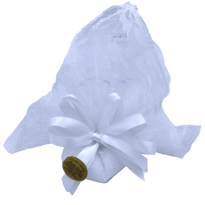 Bolsa pontiaguda, Véu quadrado em Renda Romance Branca e duplas fitas de cetim, 5 Confetes dentro - Dimensões: 24 X 24 c