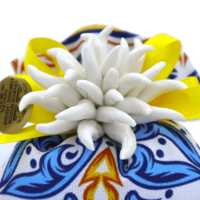 Bolsa de algodón con estampado de mayólica siciliana con anémona de cerámica Ø 6 cm - 5 almendras garrapiñadas en el int