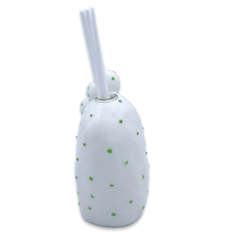 Pelle porte essence de parfumeur figue de barbarie en céramique fine, fond blanc, h 12 x l 9 cm environ. Mod DEN - 