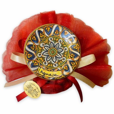 Bomboniere calamita Piattino Siciliano 6,5cm in ceramica scritta personalizzata saccoccino in Velo, nastri in Raso e 5 C