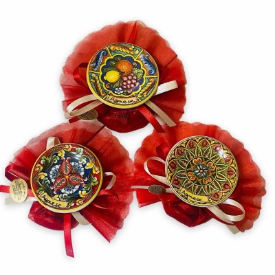 Bomboniere magnete Piattino Siciliano 6,5cm in ceramica, scritta personalizzata, saccoccino in Velo, nastri in Raso e 5 