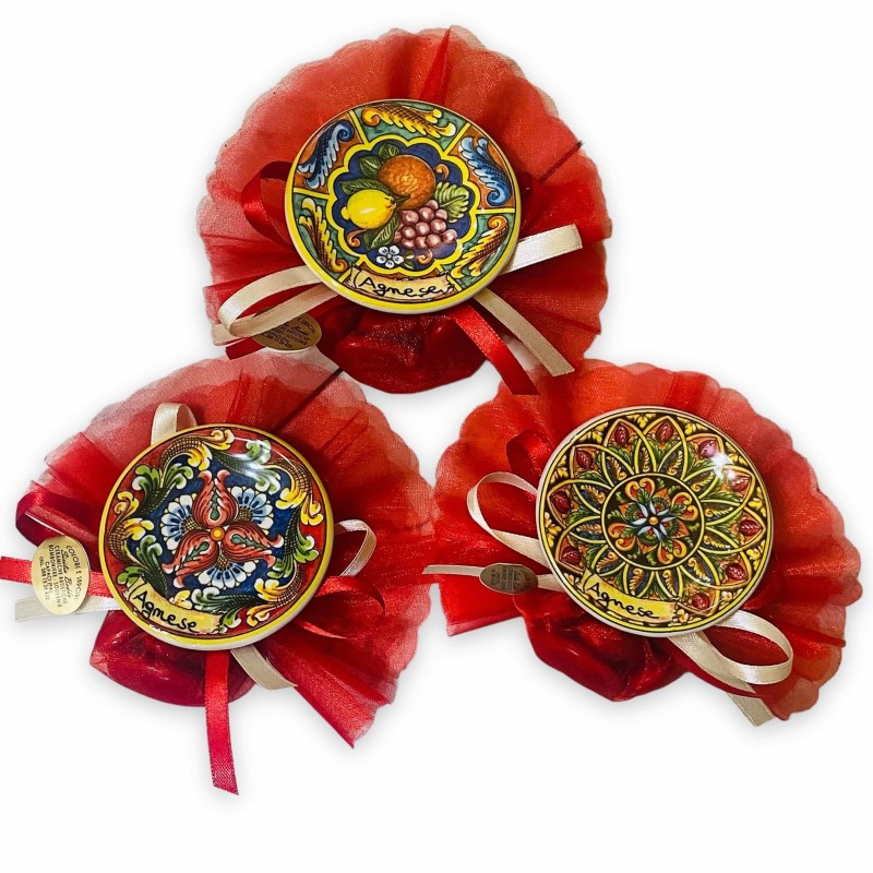 Bomboniere calamita Piattino Siciliano 6,5cm in ceramica scritta personalizzata saccoccino in Velo, nastri in Raso e 5 C