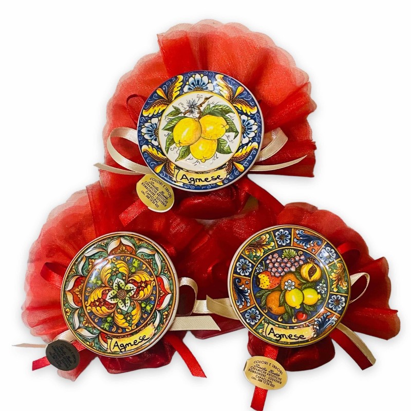 Bomboniere calamita Piattino Siciliano 6,5cm in ceramica scritta personalizzata saccoccino in Velo, nastri in Raso e 5 C