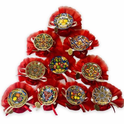 Bomboniere calamita Piattino Siciliano 6,5cm in ceramica scritta personalizzata saccoccino in Velo, nastri in Raso e 5 C