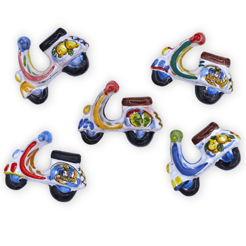 Magnet in keramische Caltagirone in de vorm van een Vespa voertuig, Colours Assorted - 8 cm approx - 