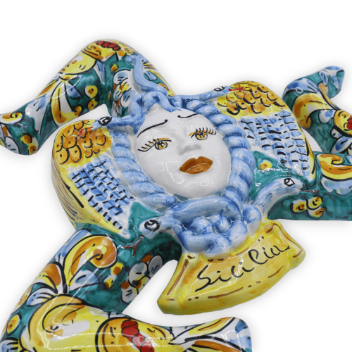 Trinacria in ceramica Caltagirone, h 34 cm x 33 l ca. decoro barocco e frutta, fondo verde -  2