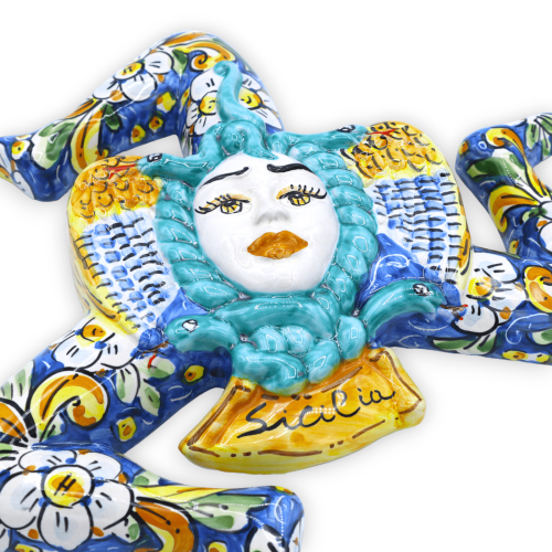 Trinacria in ceramica Caltagirone, h 34 x 33 l ca. decoro barocco e floreale su fondo blu -  2