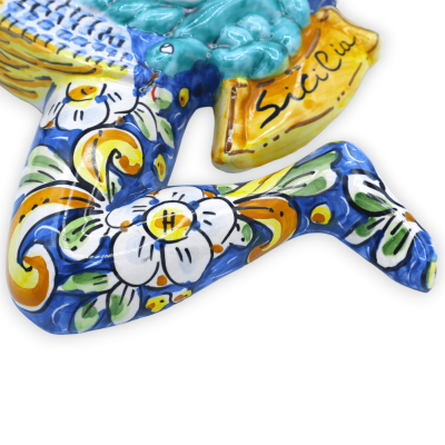 Trinacria em cerâmica Caltagirone, h 34 cm x 33 l aprox. decoração barroca e floral sobre fundo azul - 