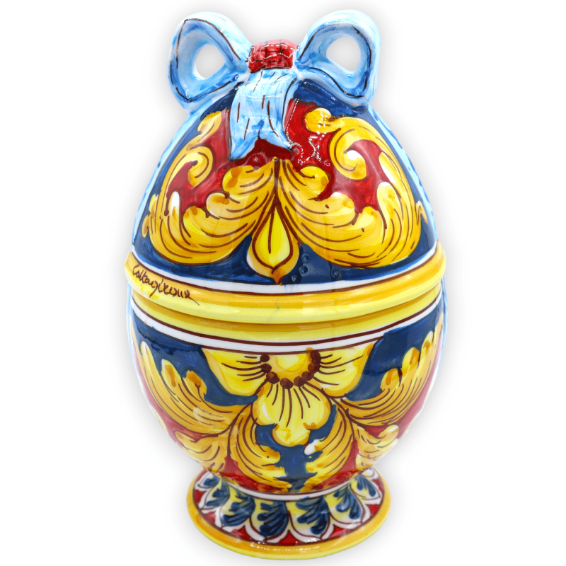 Huevo de joyería con cinta en cerámica Caltagirone, decoración barroca con fondo rojo y azul, h 27 cm aprox. Mod puede -